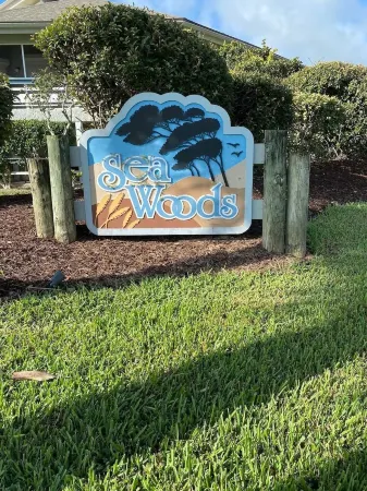 Beachside Ground-Floor Getaway!Tons of amenities and a short walk to the beach! Отели в г. Нью Смирна Бич