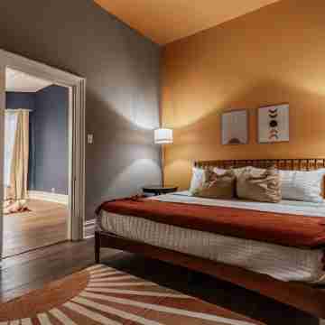 Something to talk about in Haynie's Corner! Walk anywhere, sleeps 6! Rooms