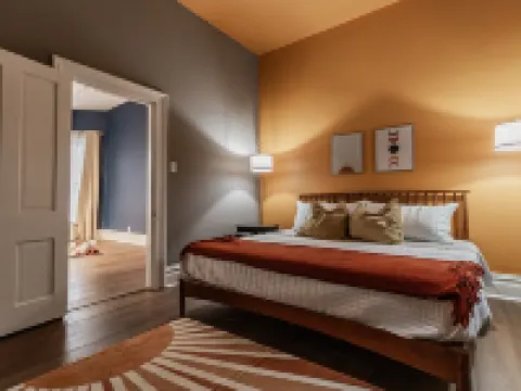 Something to talk about in Haynie's Corner! Walk anywhere, sleeps 6! 埃文斯維爾酒店