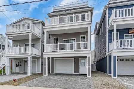 Rooftop Hot Tub w/ bayview, 10 min walk to beach, linens + towels included