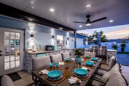 House with Heated Pool and Outdoor kitchen close to Siesta Key Beach!!