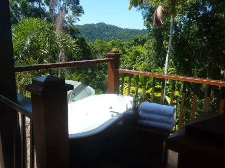 Daintree Holiday Homes - Yurara - Ocean views with Luxury Spa Bath for Two.