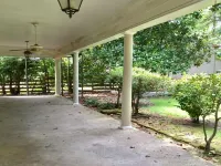LA BELLE MAISON - Beautiful 1850 Historical home just across from Lions Park! Hotels in Jefferson