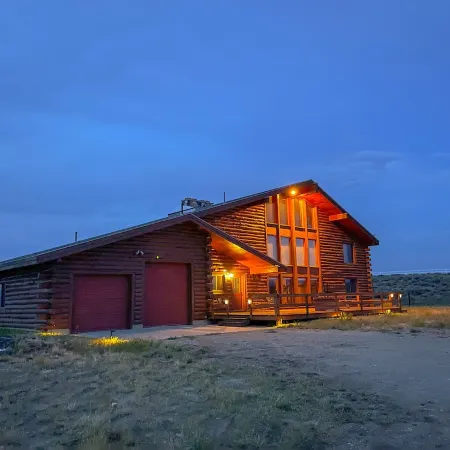 Large cabin with amazing views, mountains, sunsets, and wildlife.