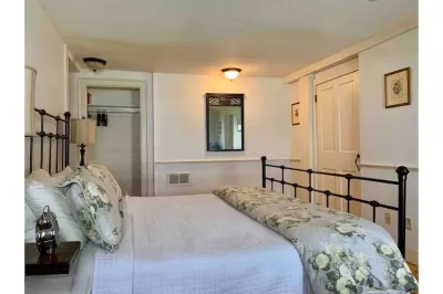 Maple Suite- Private  Ground Floor Apartment in Front of Smith College