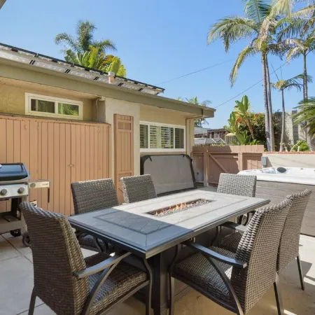 Remodeled Modern Home w/Hot Tub. 10 mins. To Beach