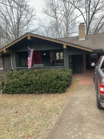 Cozy Cabin with river frontage yards from river launch for kayaking or fishing.