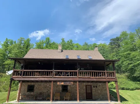 Cabin 8 miles to Pine Creek  Pa. Minutes to  ATV and snow mobile trail and Hyner