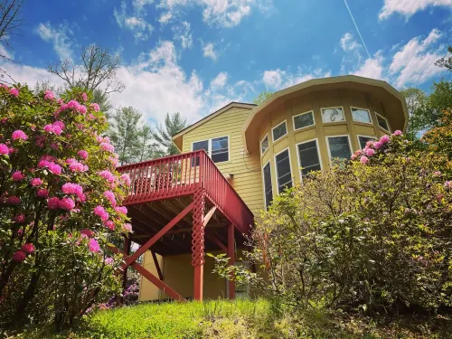 Owl’s Nest Treetop Oasis - 25 to Avl, 25 to Hatley Pointe Ski Resort