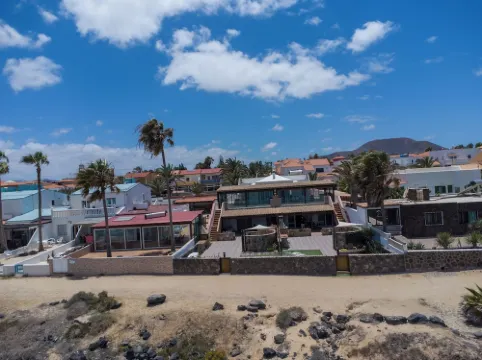 Private, independent villa on the first line, terrace and tranquility