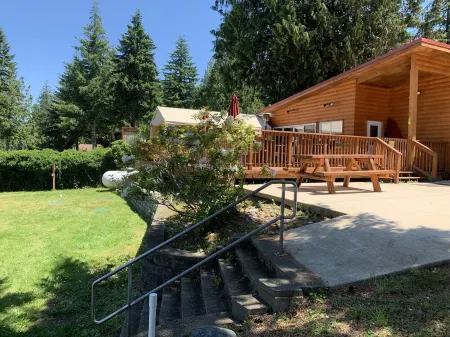 Lake Nahwatzel Resort, Cabin #2, Shared Dock just steps away! Now with WIFI!