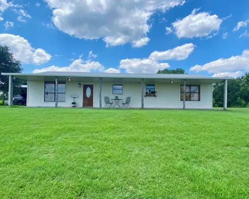 2-bedroom home on acreage in peaceful, rural area. Hotels in Bosque County