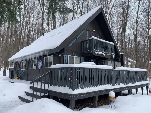 Serene chalet with fire pit, hot tub and barrel sauna in Shanty Creek