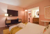 Mid-Century Themed Hotel Room in Fayetteville, AR - The Clementine on College #3