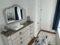 Lovely 3Br with free parking/King bed and patio-5 min from beach