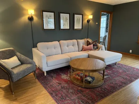 Charming 2 bedroom cottage close to downtown Отели в г. Финдли