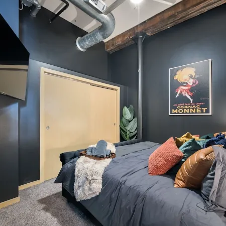Huge King Bed Loft Downtown - Balcony - Grocery - Brewery - Court Ave Nightlife
