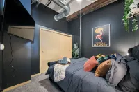 Huge King Bed Loft Downtown - Balcony - Grocery - Brewery - Court Ave Nightlife Hotels in 