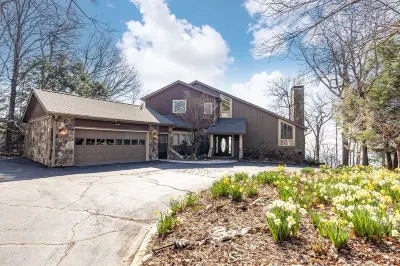 Serene Retreat w/ Stunning Views in Big Canoe Hotels near Amicalola Falls State Park