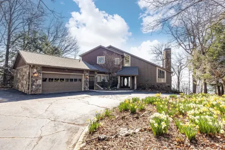 Serene Retreat w/ Stunning Views in Big Canoe Отели рядом с достопримечательностью «Парк штата Амикалола Фолс»