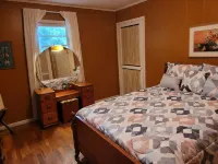 Henri's Place - Charming 1/1 Near Downtown Clayton! Dog Friendly! Hotels in Clayton