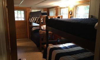 Cute, rustic cabin in Side Lake, No WiFi