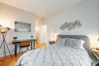 Seattle's Mid-Century Belltown Penthouse w/Parking spot โรงแรมใน