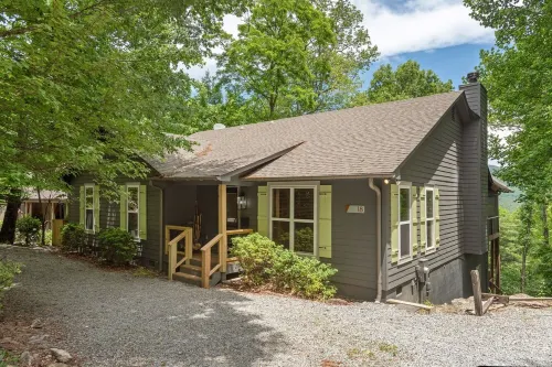 Designer 5-BDR Cabin with Big Views/Resort Access in Sapphire Valley