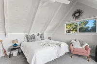 Starry Pines Chalet, Lake Views, Game Room, AC