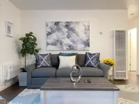Fully renovated 2B/1b in Downtown