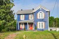 Remodeled 160‑ Victorian in Mooresville — Historic Charm, Modern Comfort - 2-Star