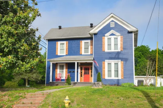 Remodeled 160‑ Victorian in Mooresville — Historic Charm, Modern Comfort