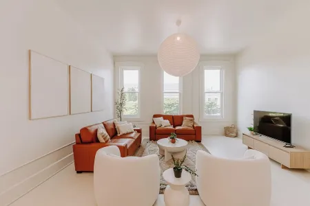 East Main Lofts - Haven 202 Отели в г. Мэдисон