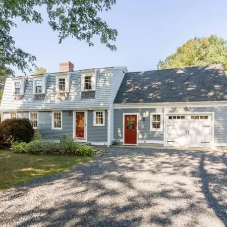 Spacious Getaway Close to Newport & Beaches
