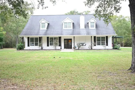 Modern Farmhouse in Wallisville!