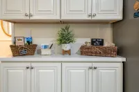 Pine Tree Hideaway with flat property/parking