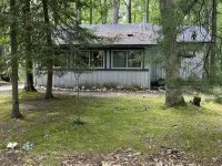 Quaint and cozy log  and knotty pine cabin close to lakes. Hotels in Harrison