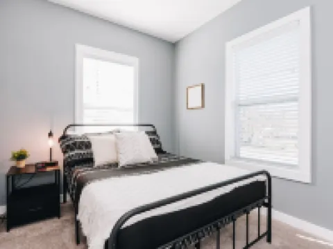 Mid Century 1/4 mile to Downtown Main Street - breweries, coffee, dining, shops Hotels in Monroe