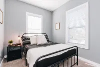 Mid Century 1/4 mile to Downtown Main Street - breweries, coffee, dining, shops