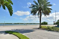 Fully renovated Condo with Private Balcony, Shared Pool, Hot Tub and Parking