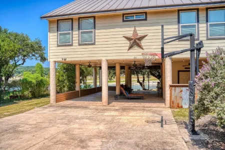 Medina Lake Waterfront Getaway