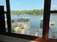 Eagle's Landing on the Rock River, Pontoon Available to Rent