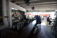 Charming garden Hideaway apartment in Belmont Heights. Abundant outdoor seating.