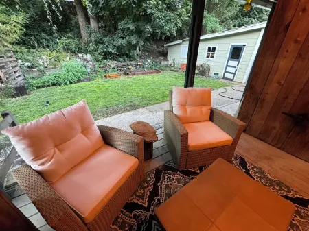 Craftsman Charm, 2-bedroom house with AC, WiF, Tranquil Setting