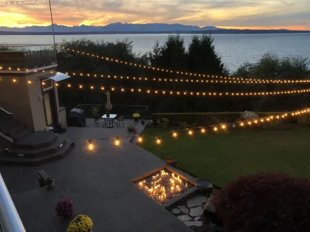 Peaceful Seattle Luxury Estate Romantic Seaview Guesthouse Отели рядом с достопримечательностью «Sakya Monastery of Tibetan Buddhism»