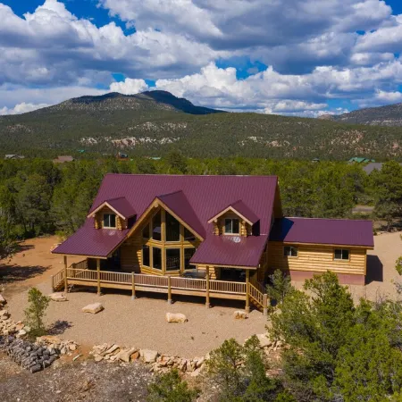 Gorgeous 5 Bedroom Log Cabin for your ALL YEAR relaxation by Zion National Park