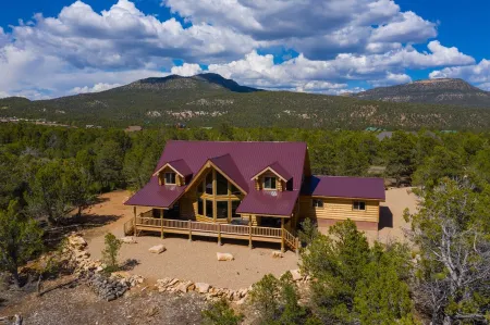 Gorgeous 5 Bedroom Log Cabin for your ALL YEAR relaxation by Zion National Park