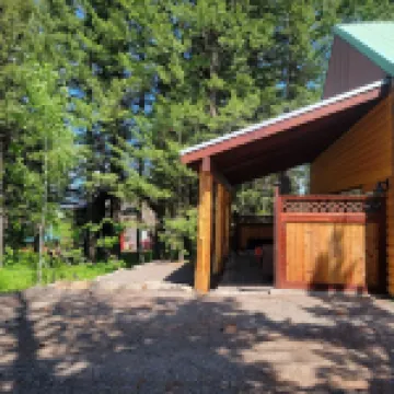 New to VRBO- Wooded cabin, close to Yellowstone with a hot tub