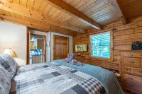 🌲Comfy Cozy Hilltop Cabin🏡 Hot Tub🔥Fast Wifi ☀️View 🌙Quiet ✨Near Dollywood Hotels near Gatlinburg-Pigeon Forge Airport