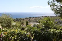 Delightful ground floor apartment in villa, in Cassis, accommodation 4 people